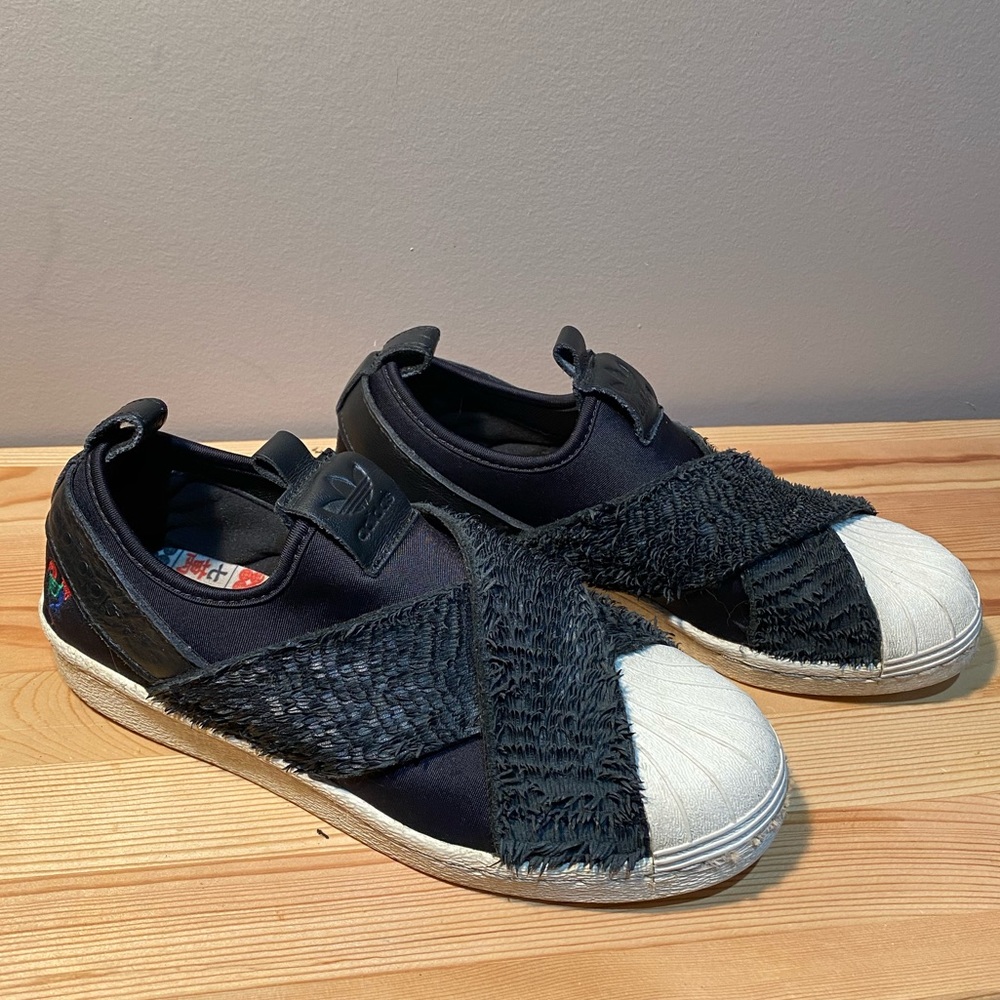 Adidas Chinese New Years  Rooster Size 6 woman’s